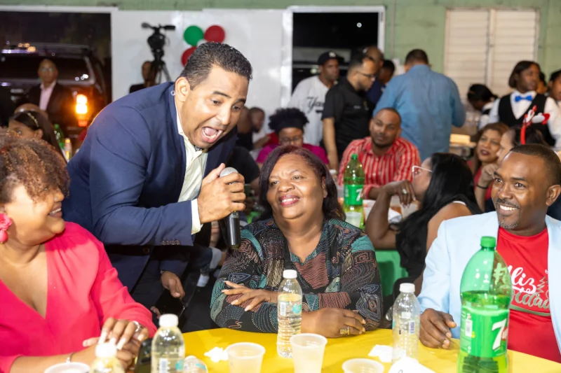 Presentador CoopManoguayabo te hace la navidad